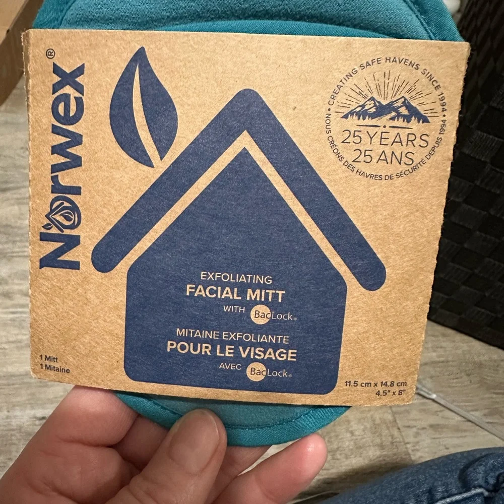 Norwex Exfoliating Facial Mitt in White and Teal